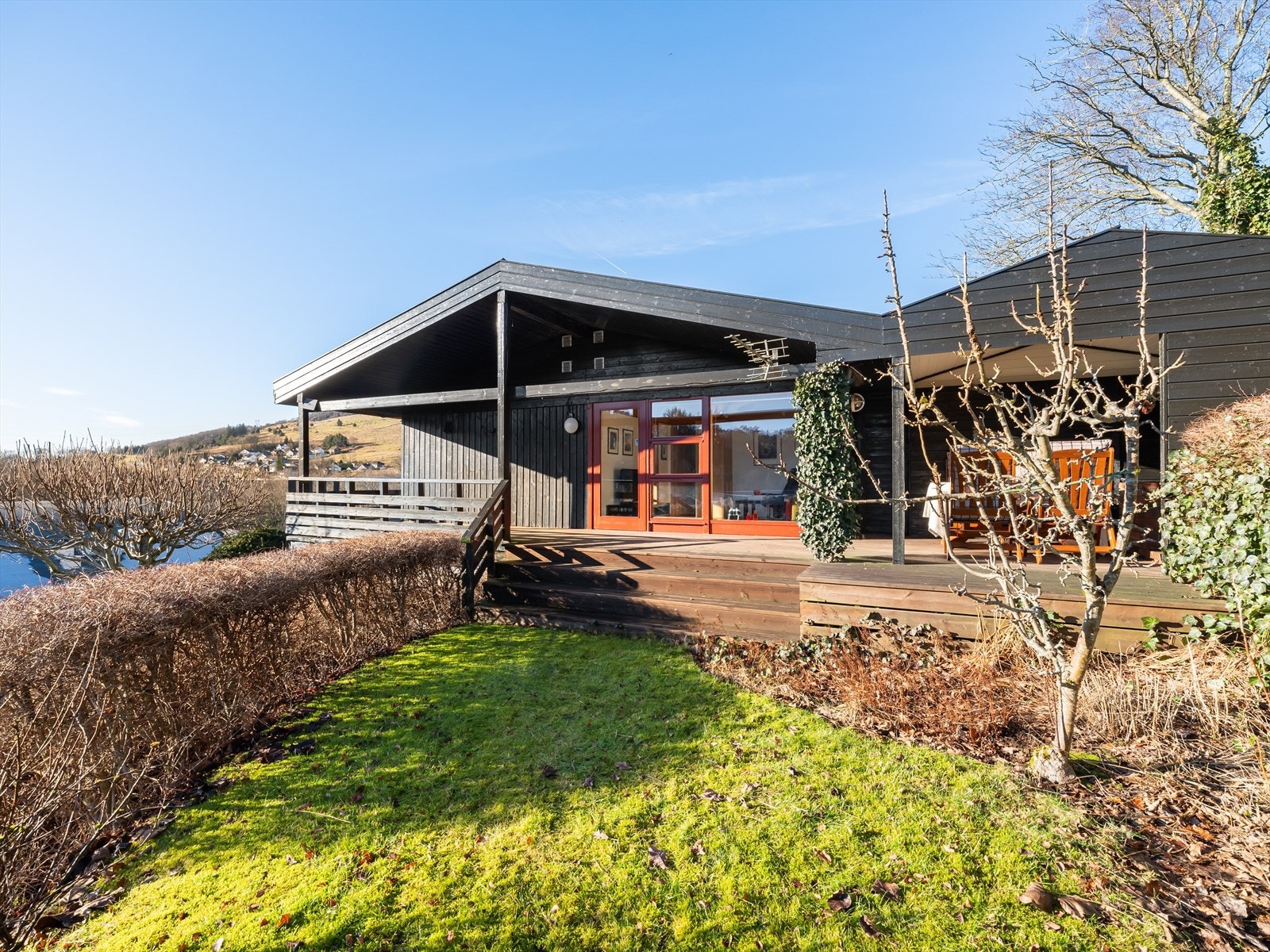 Herlig og solrik tomt med nydelige uteområder Galleribilde