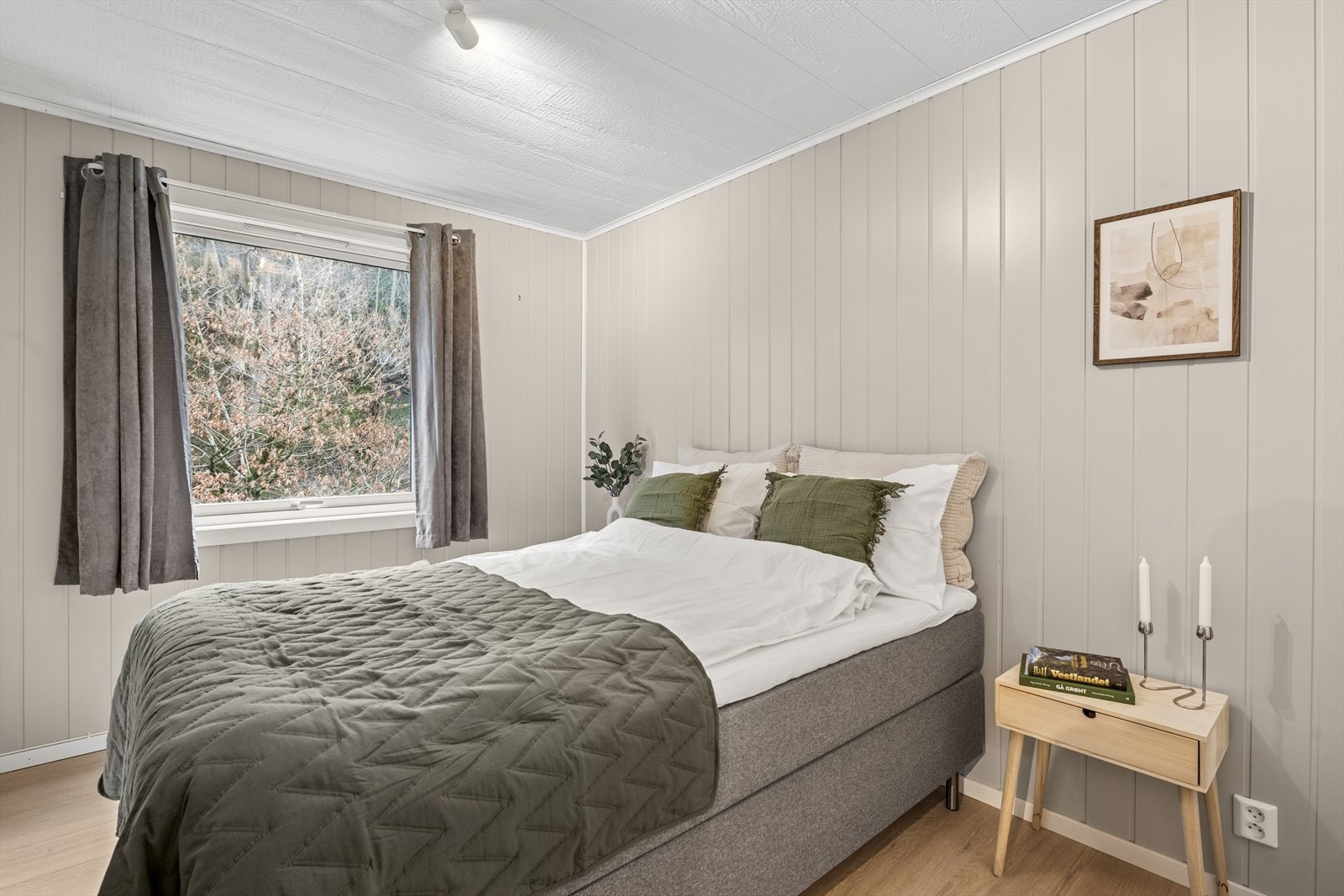 Soverommet er lyst og trivelig med nymalte overflater. Galleribilde