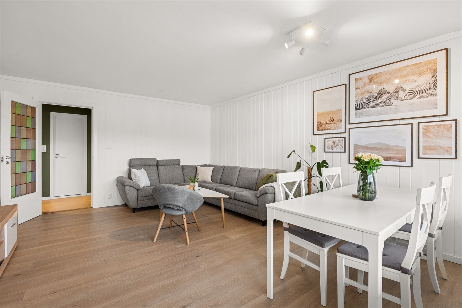 Romslig stue med lyse og pene overflater. Galleribilde