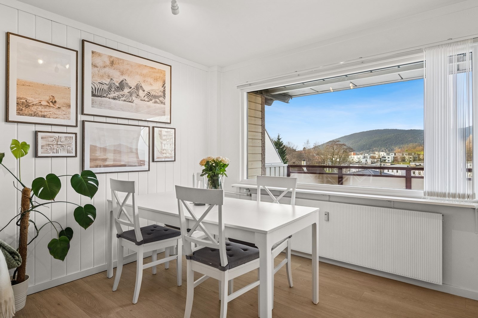 Nydelig utsikt fra stuen og godt med plass. Galleribilde