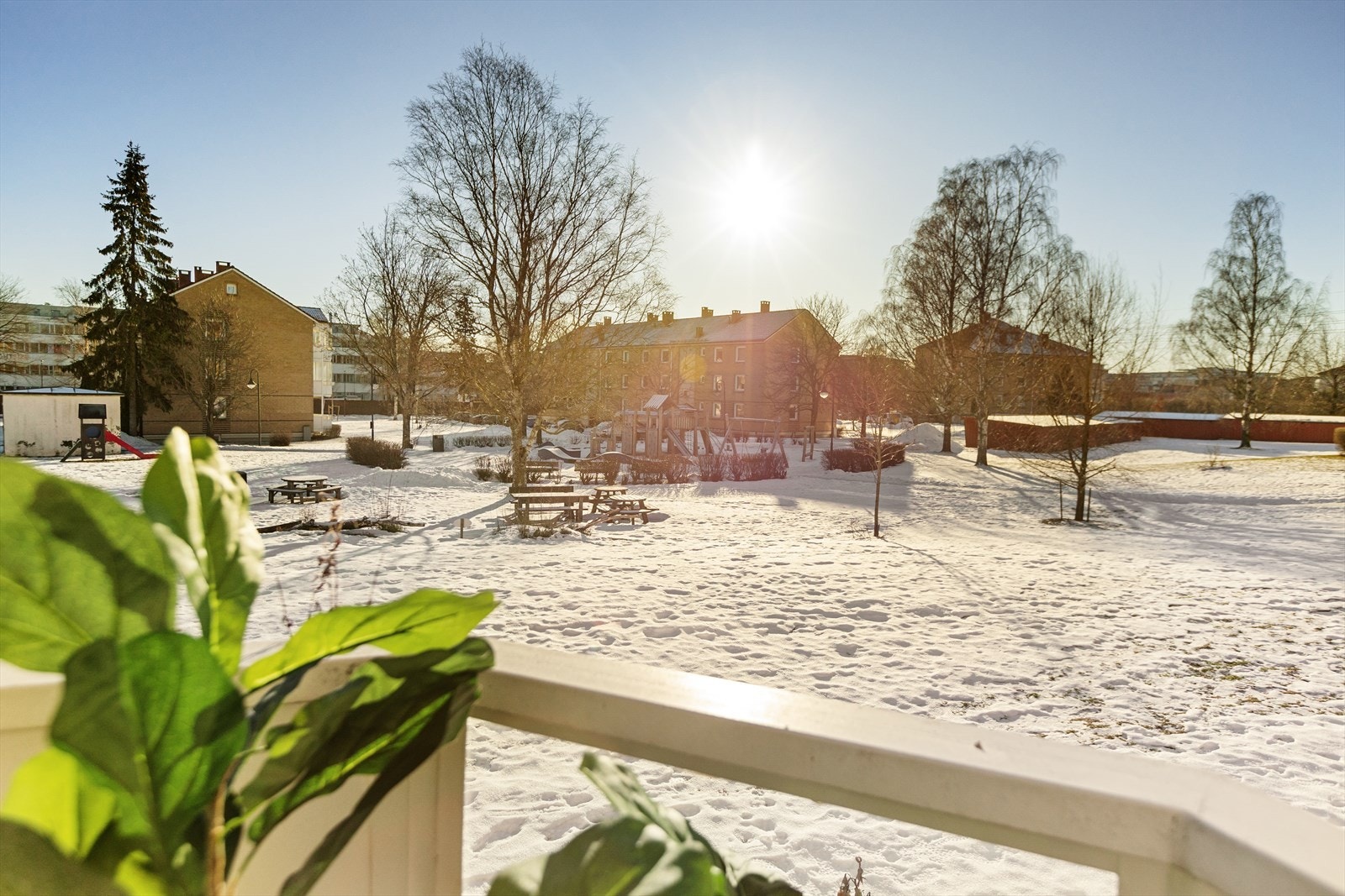 Fra balkongen er det åpent og fint utsyn mot borettslagets frodige uteområde. Galleribilde