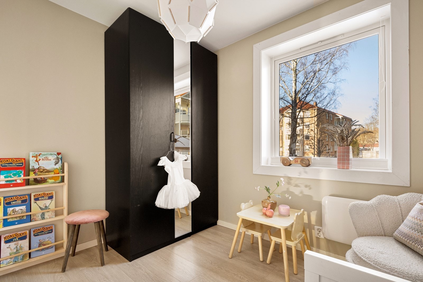 Her er det plass til seng, skrivepult og skap/kommode. Galleribilde