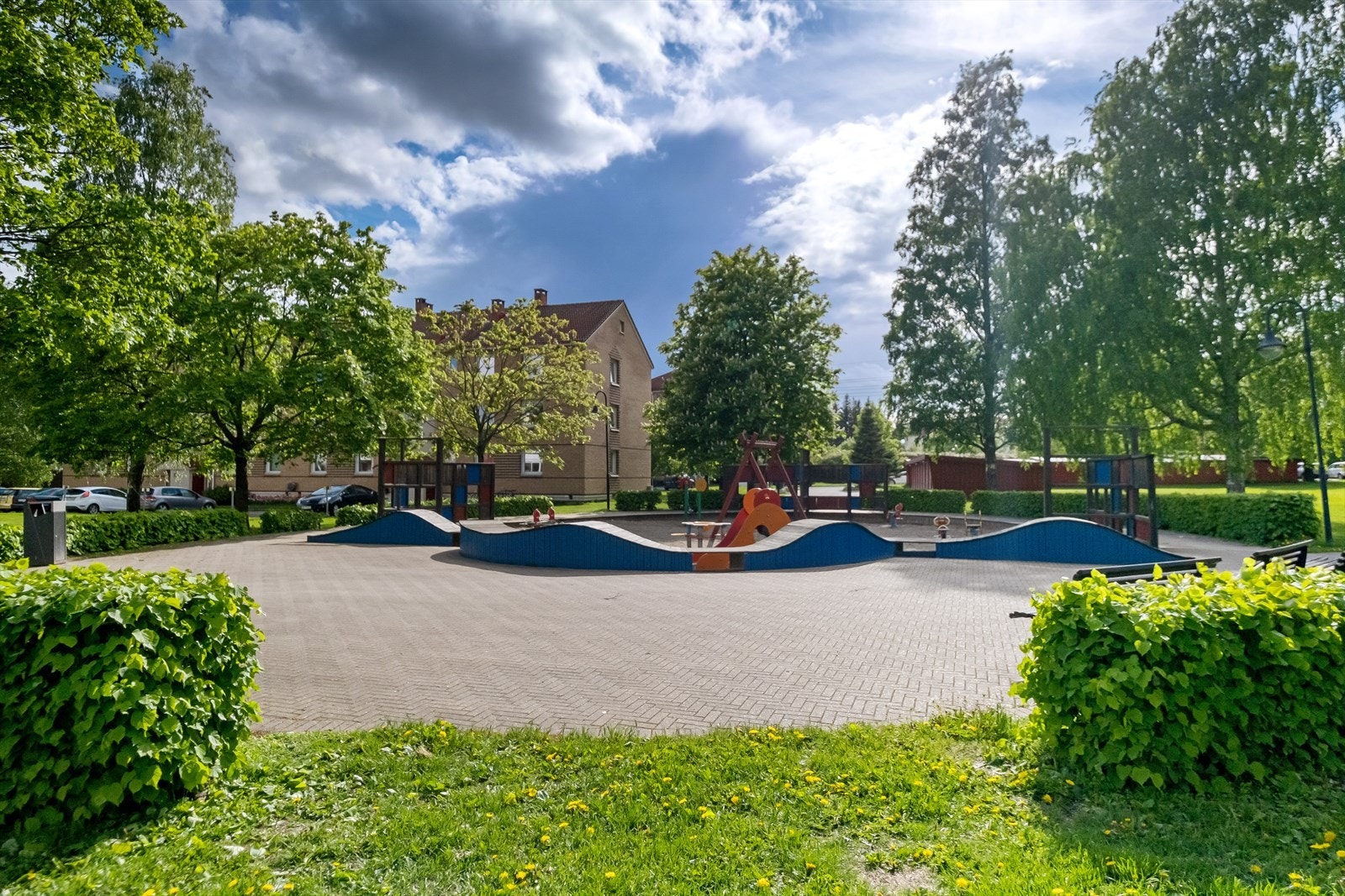 Teisen park Borettslag har store grøntområder mellom blokkene (80 mål). Disse vedlikeholdes av våre vaktmestre og gartnerfirmaet Din Hage. Galleribilde