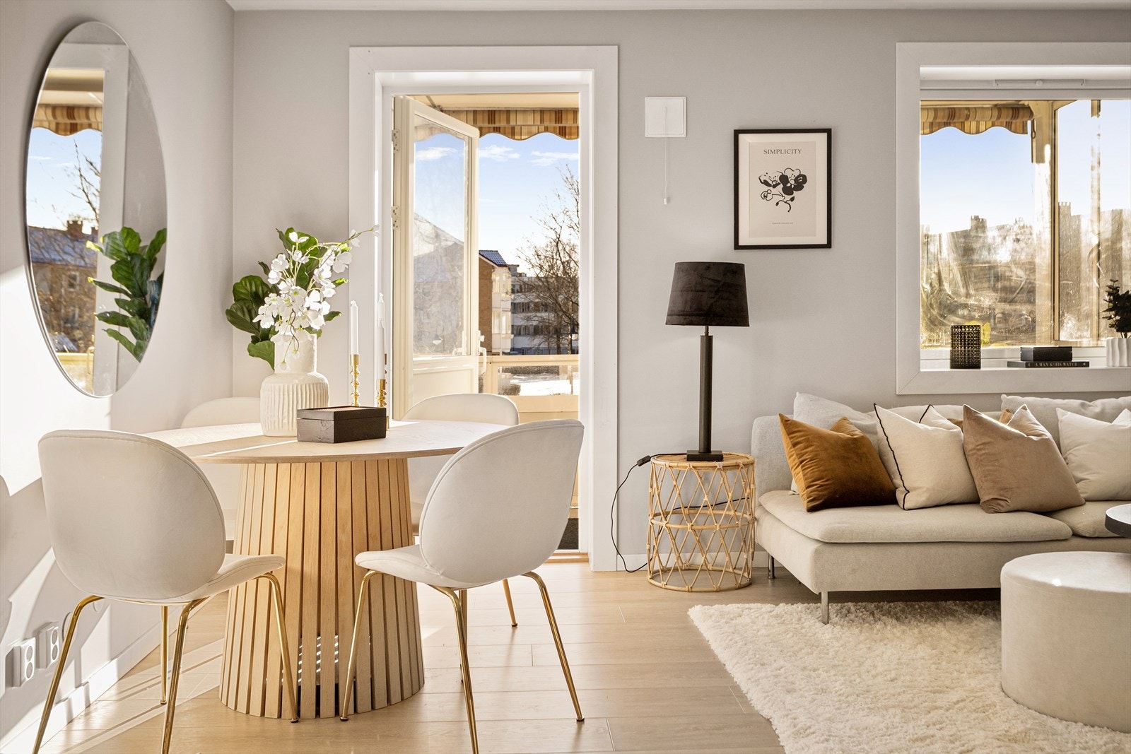 Leiligheten ligger i 1. etasje og inneholder entré, kjøkken, stue, bad og to soverom. Galleribilde