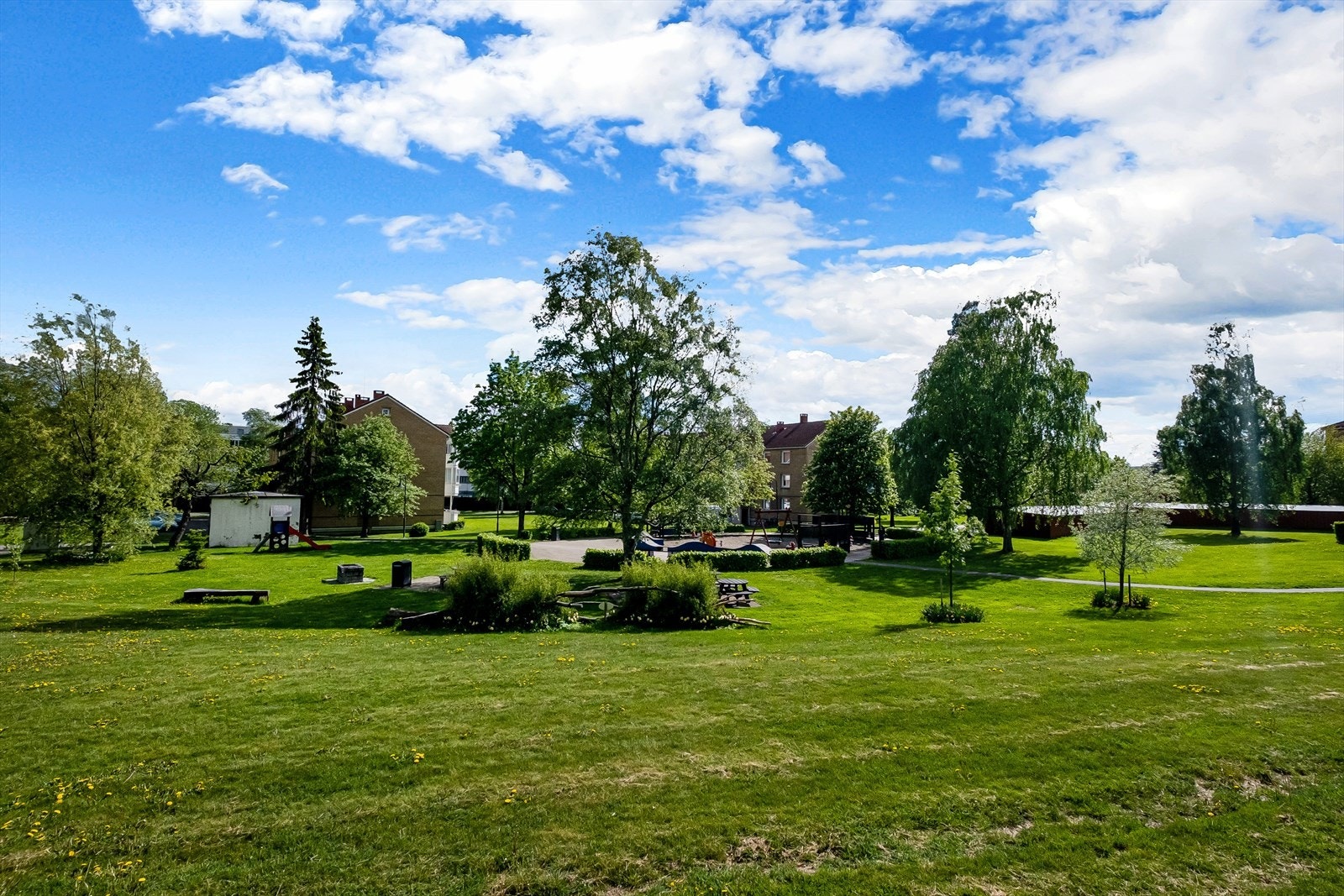 Grøntområdet i Teisen park borettslag er tilrettelagt for rekreasjon, aktiviteter og opphold utendørs. Galleribilde