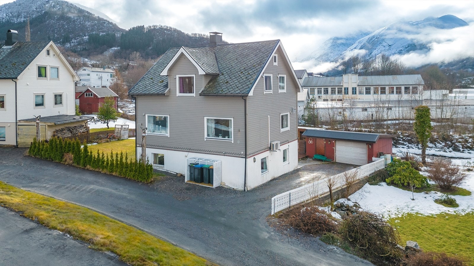 004_Eiendommen er omgitt av en velholdt tomt, inkludert gruset adkomst og biloppstillingsplass, en garasje og en vakkert anlagt hage..jpg Galleribilde