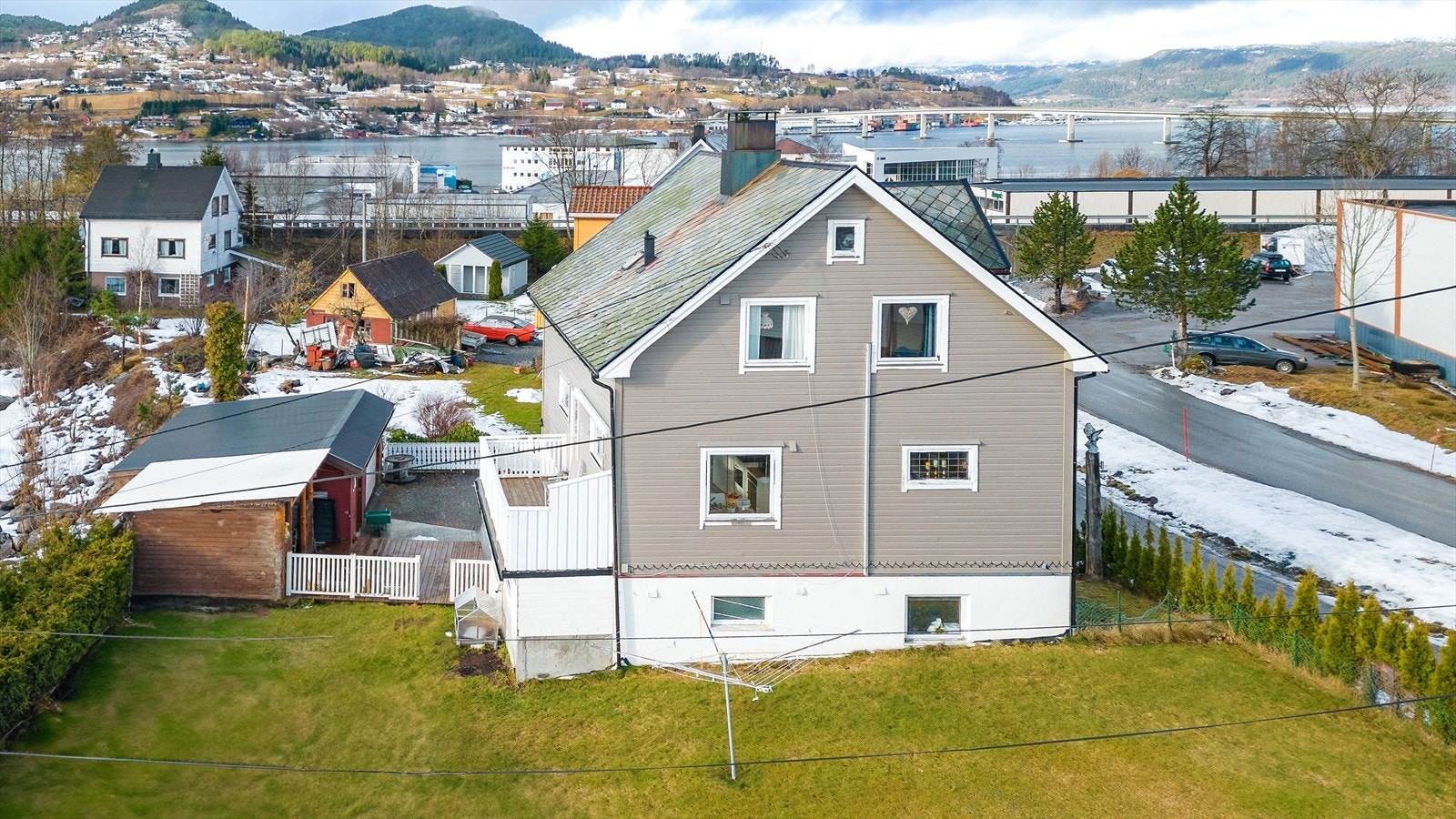 006_Tomten er en festet tom og er opparbeidet med gruset adkomstvei og biloppstillingsplass. .jpg Galleribilde