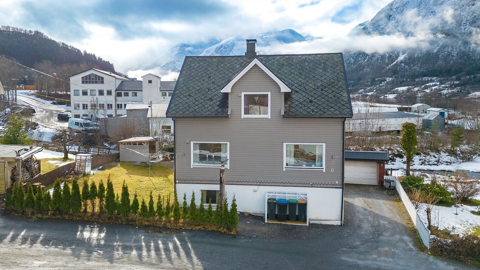 003_Eneboligen ligger i Øyravegen, rett sør for Aure sentrum i Sykkylven kommune, og er nært beliggende til Vikeelva..jpg Galleribilde