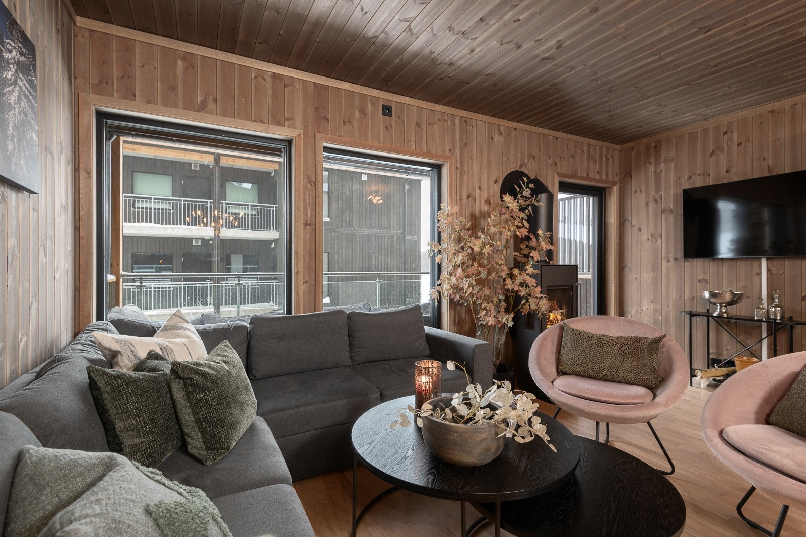 Innvendig er overflater holdt i et lunt og lekkert fargevalg med innslag av moderne sorte innerdører og mørke vinduskarmer. Galleribilde