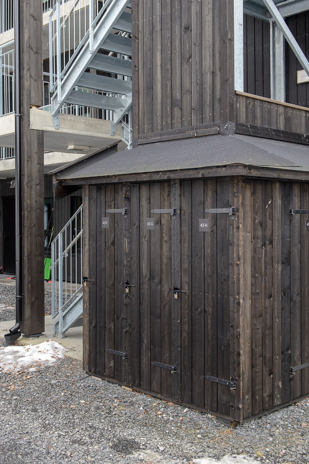 Praktisk skiskap merket med leilighetsnr. ved inngangspartiet for enkel oppbevaring. Galleribilde