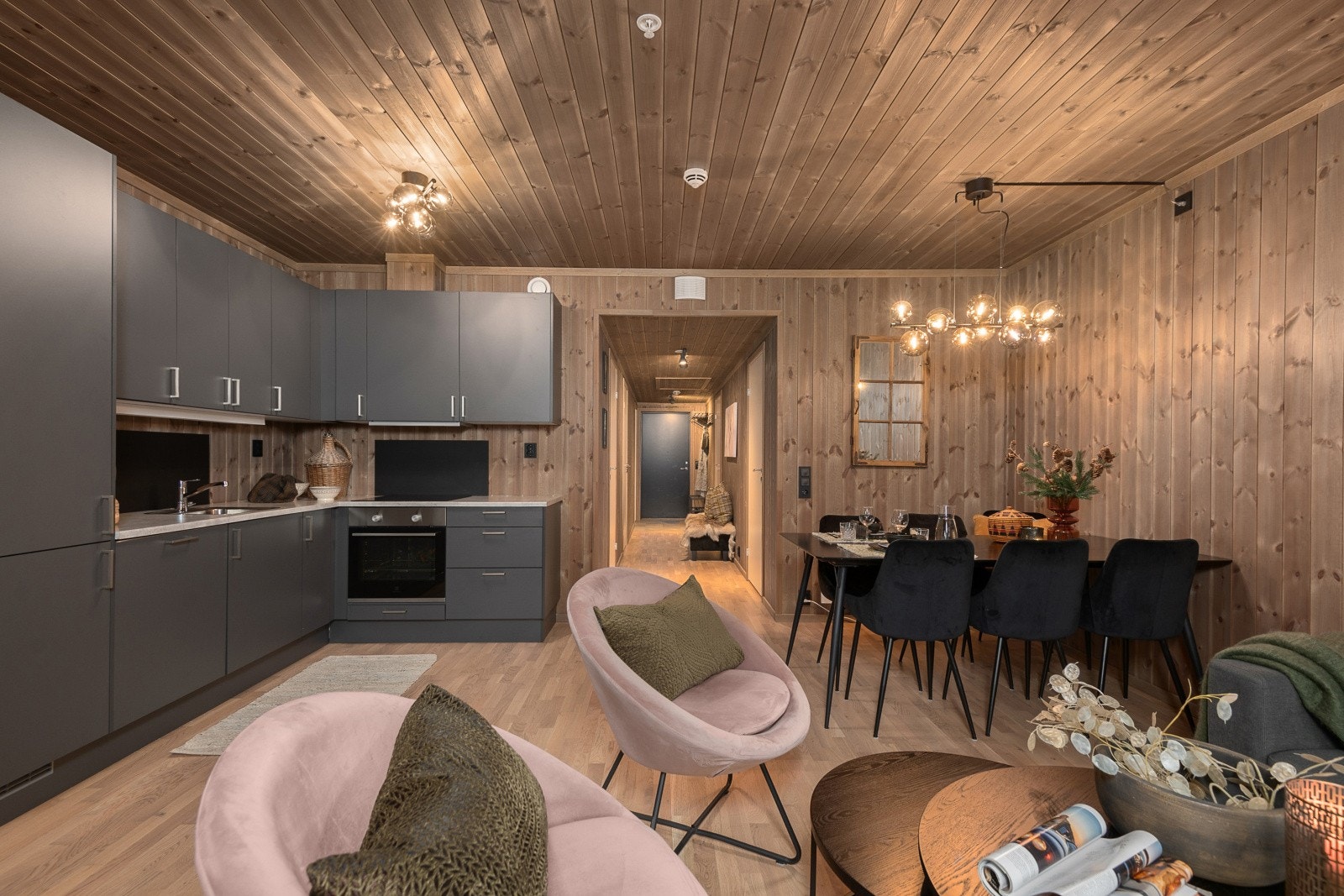 Kjøkkenet er utført med moderne Norema kjøkkeninnredning med laminerte skrog og laminert benkeplate. Galleribilde