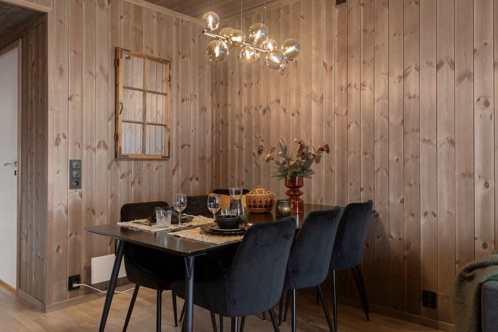 God plass til spisegruppe i stuen. Galleribilde