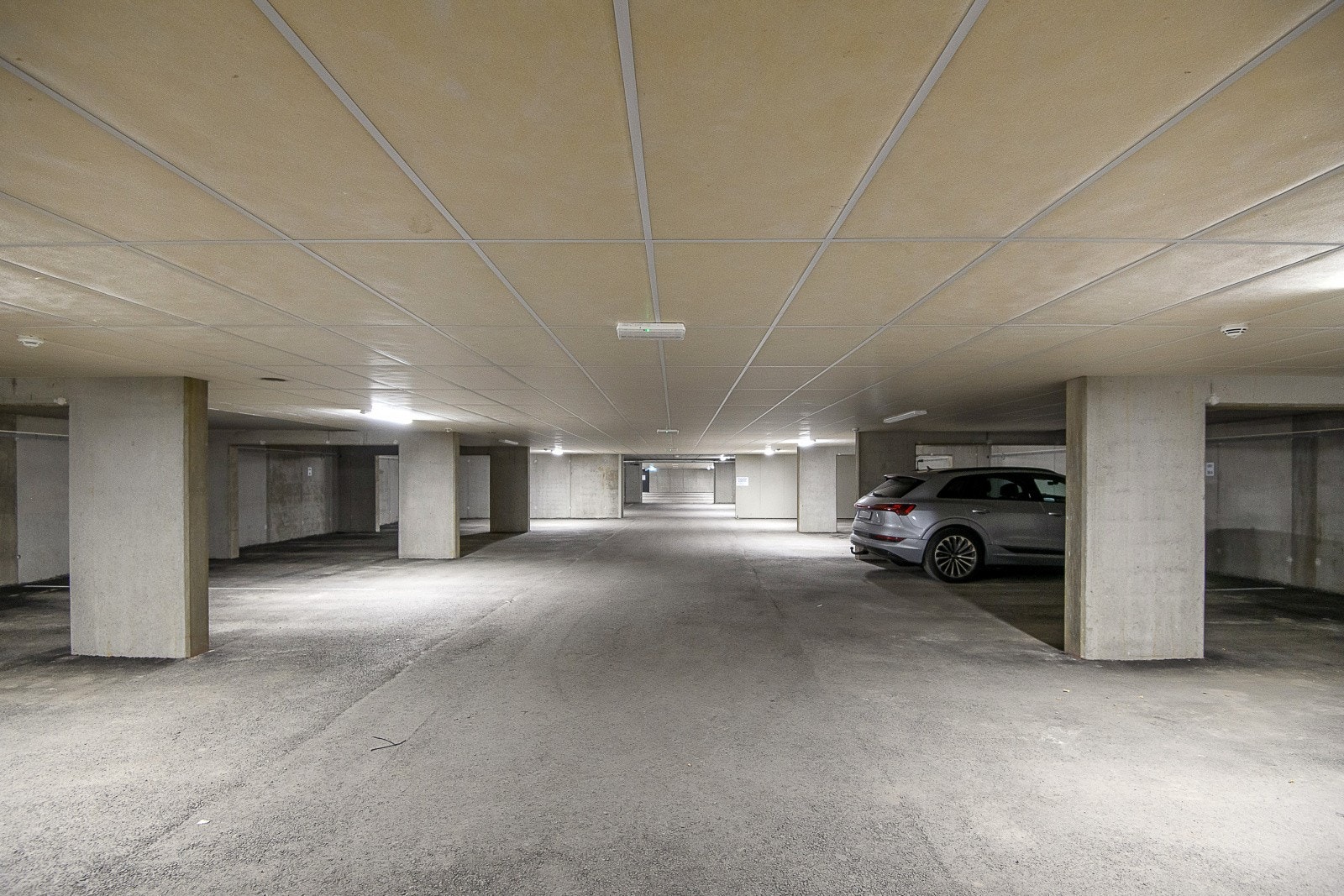 Hver leilighet er tildelt én merket parkeringsplass i felles garasjekjeller. Galleribilde