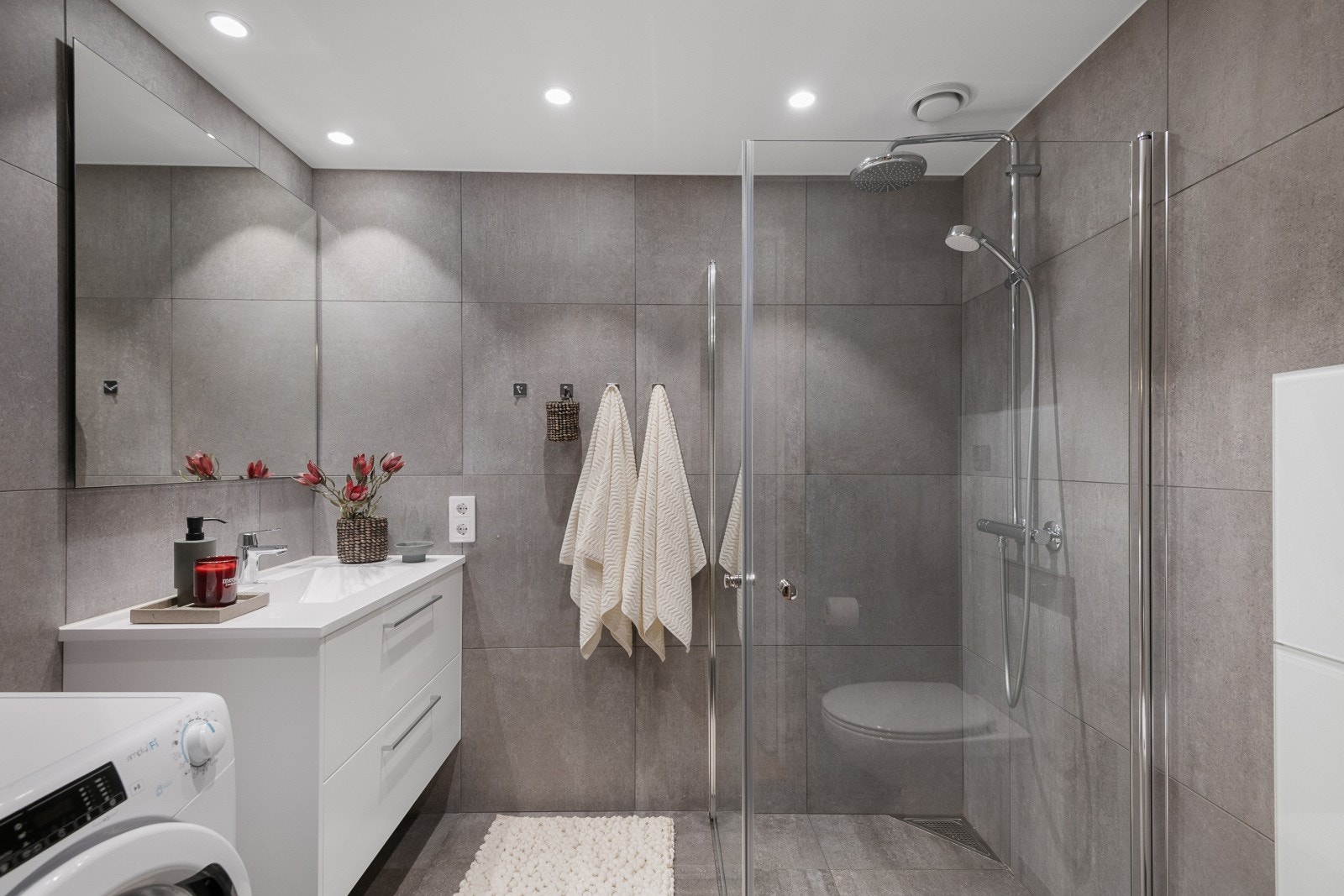 Helfliset baderom med komfortabel varme i gulv. Galleribilde