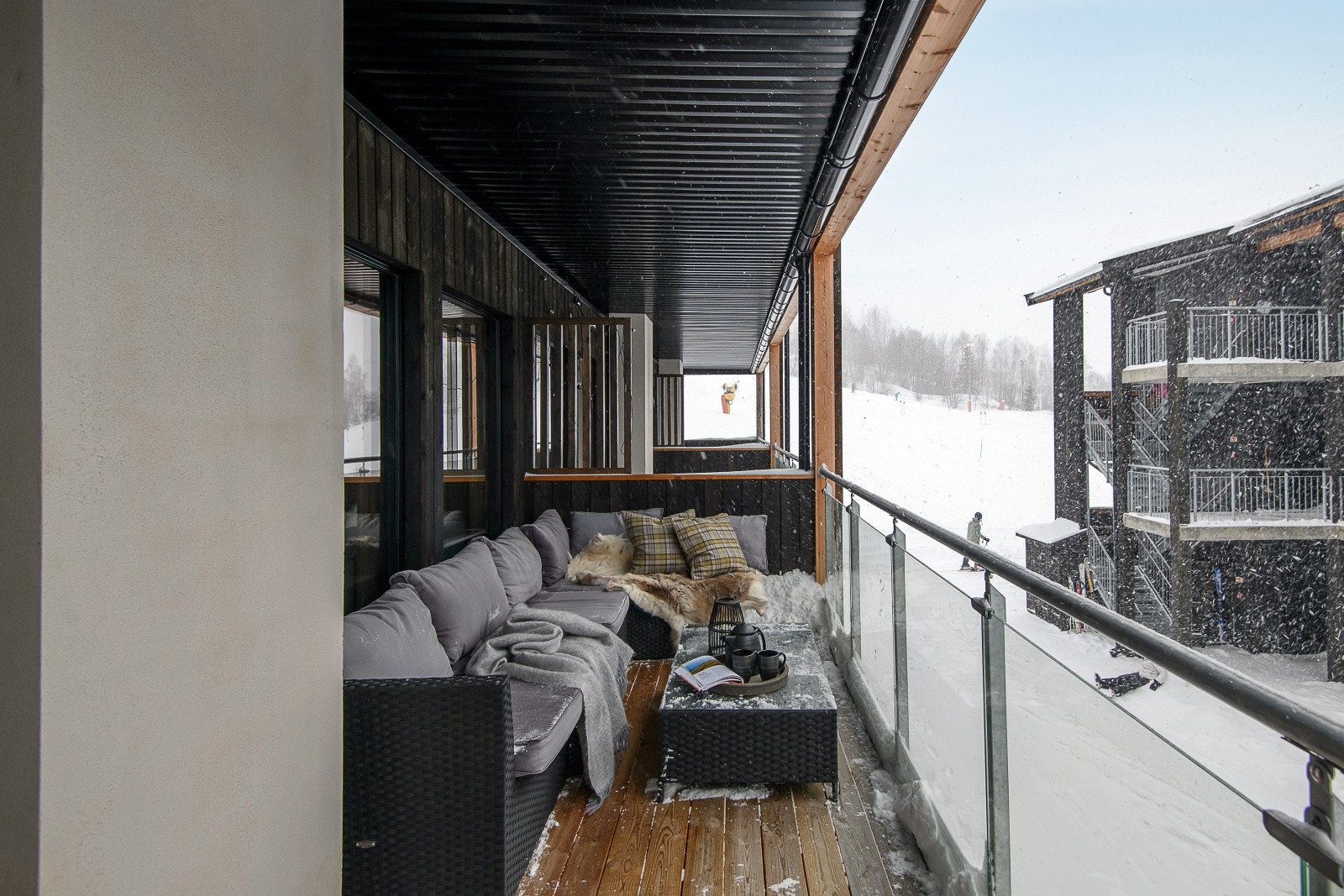 Leiligheten har vestvendt , overbygget veranda med utgang fra stue/kjøkken. Galleribilde