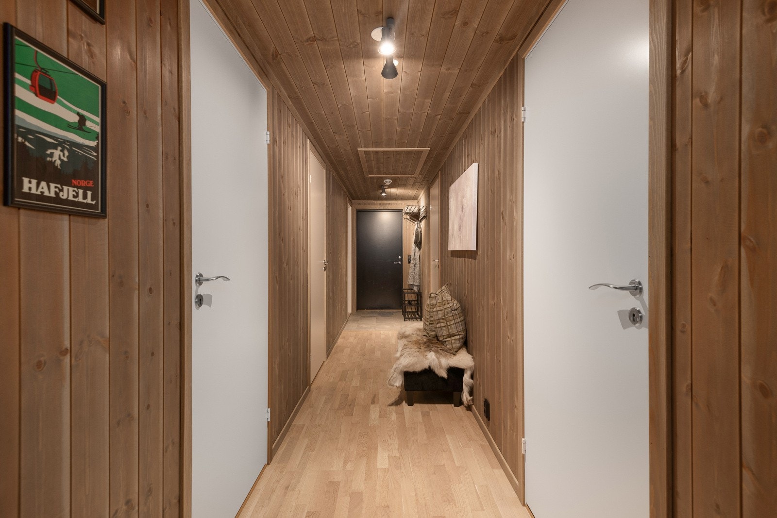 Entréen har fliser og gulvvarme. Galleribilde