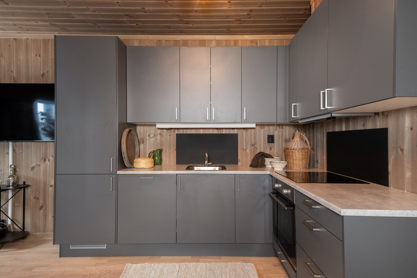 I innredning er det montert integrerte hvitevarer som komfyr, steketopp, oppvaskmaskin og kjøle/fryseskap som medfølger handelen. Galleribilde