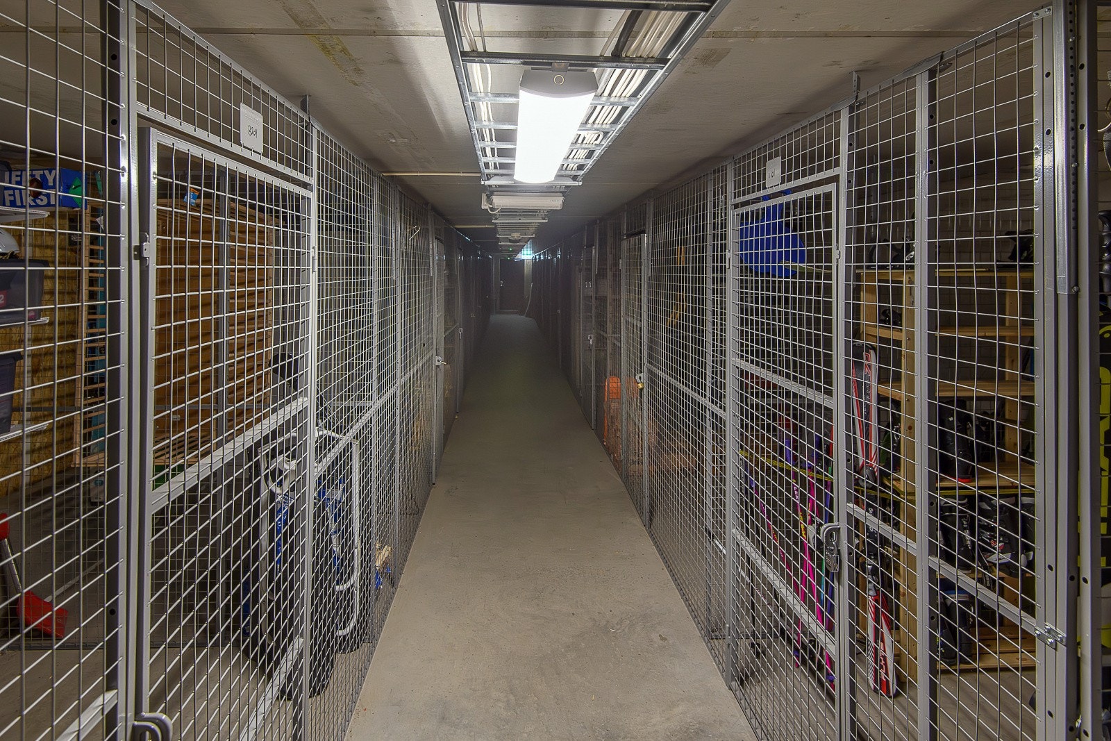 Egen sportsbod i lukket bodanlegg i forbindelse med garasje-kjelleren. Galleribilde