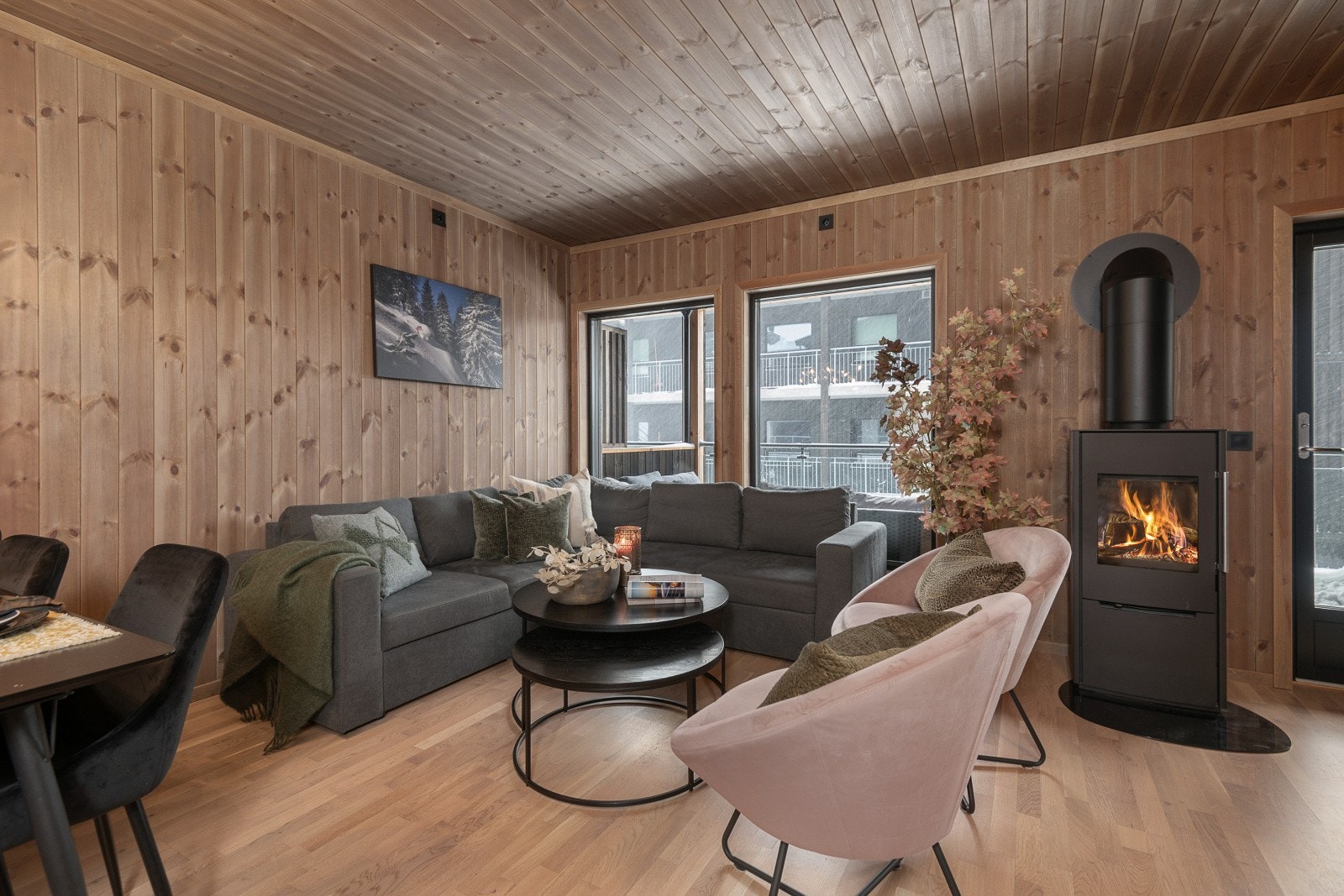 Åpen stue- og kjøkkenløsning med peisovn som varmer godt på kalde vinterdager. Galleribilde