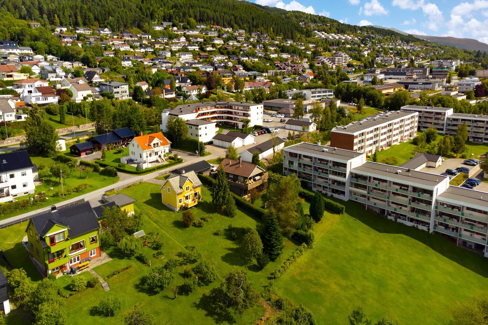 Eiendommen ligger fint til på Øverland i et rolig og etablert boligområde. Galleribilde