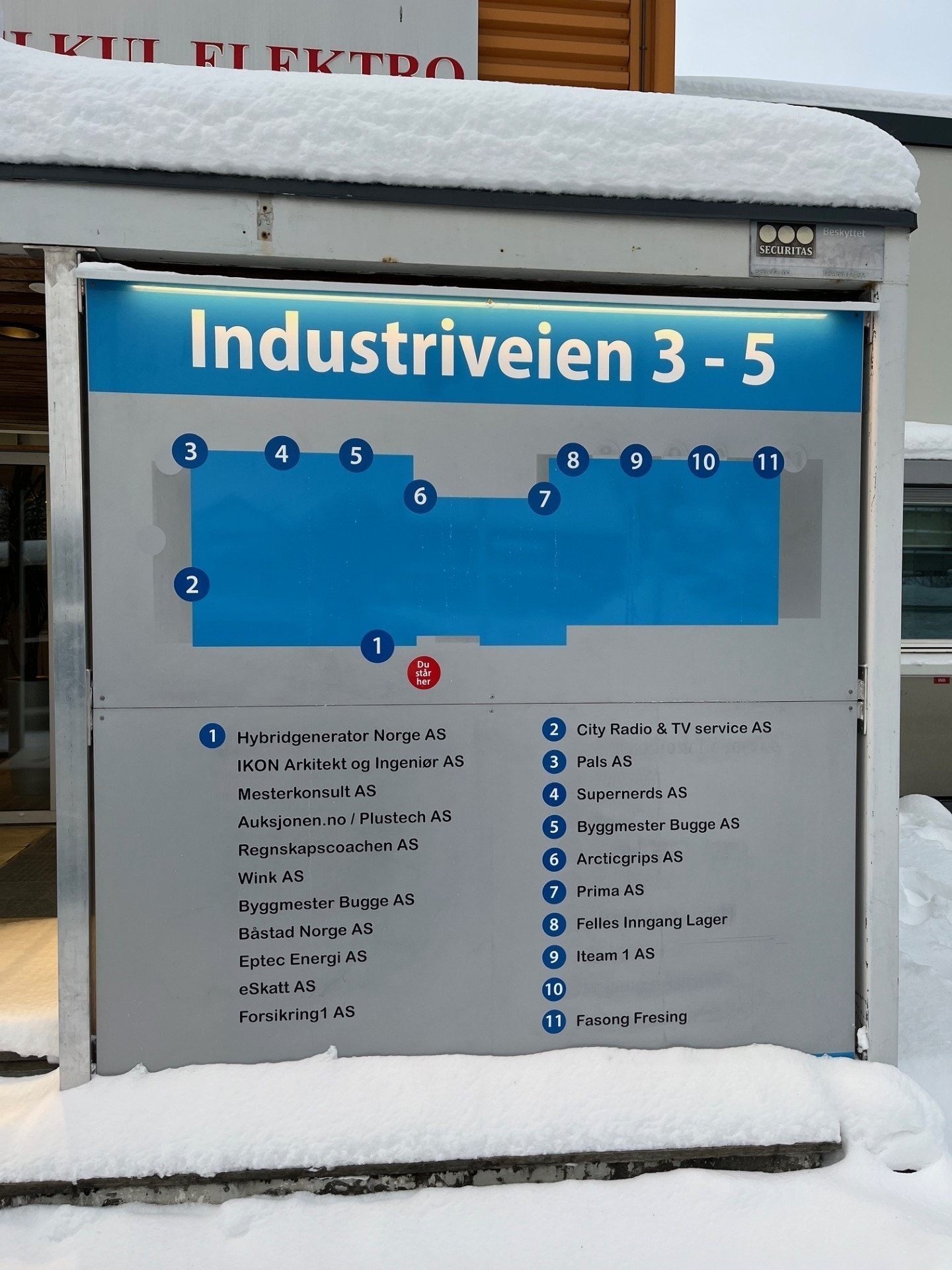 Utendørs skilting. Mye ulike virksomheter som leier på bygget. Galleribilde