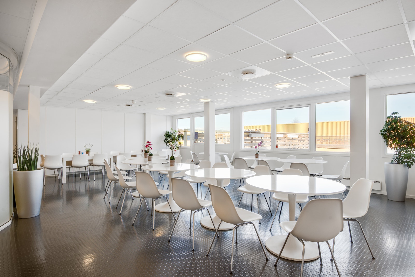 Fine og romslige fellesarealer for kontorleietakere Galleribilde