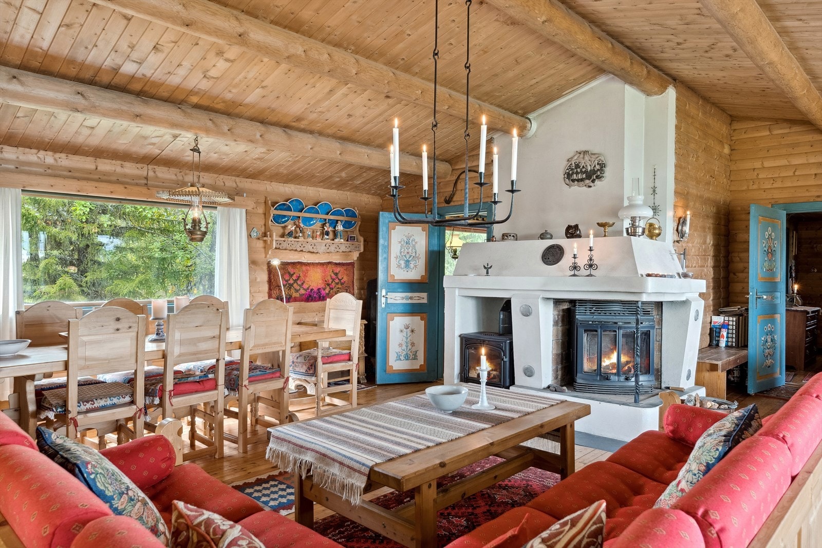 Fint plassert midt i stuen er det en plassmurt peis med innsats og parafin ovn ved siden av, som er god å ha på kalde årstider og kvelder. Galleribilde