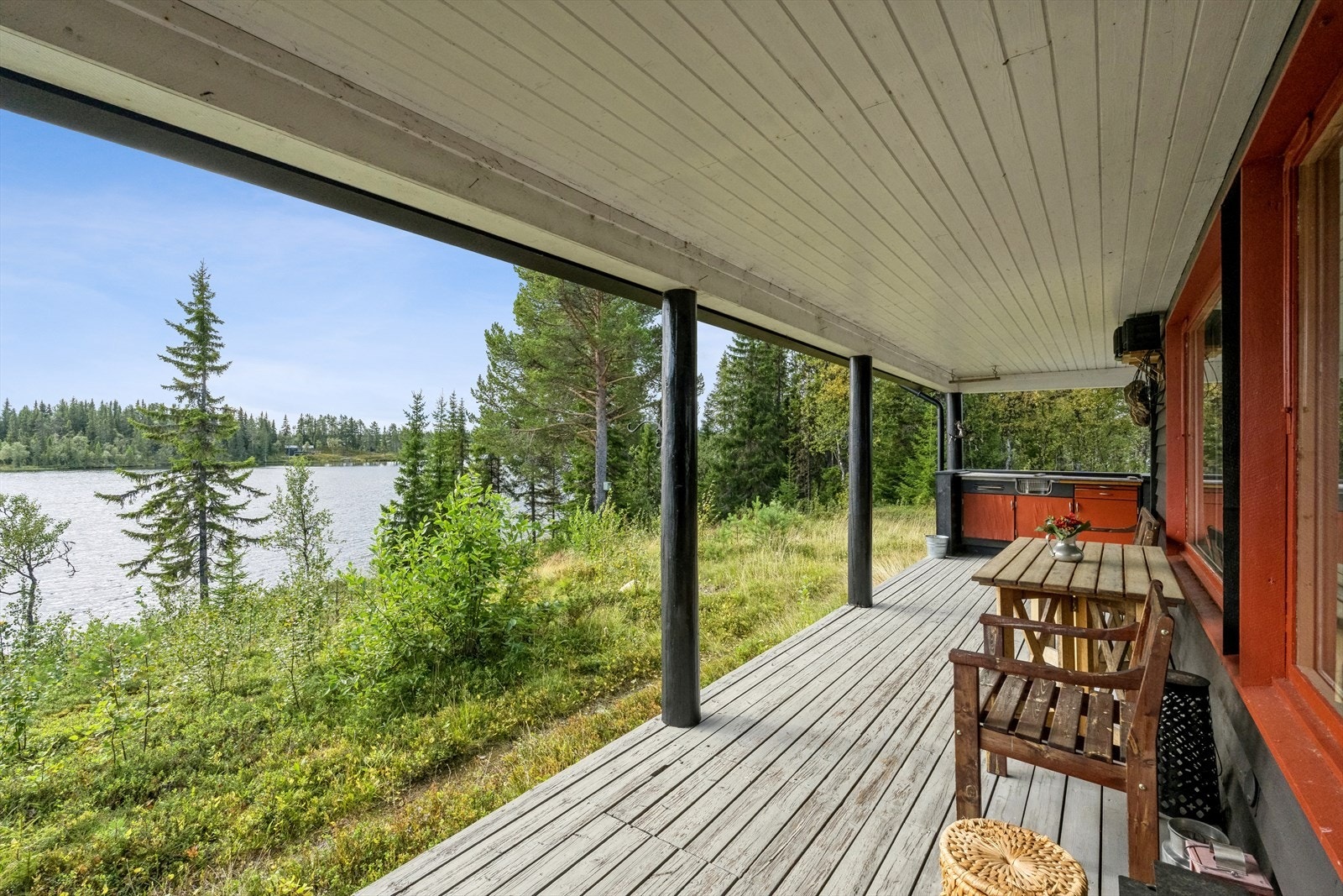 Terrassen er delvis overbygd og har et plassbygd utekjøkken. Galleribilde