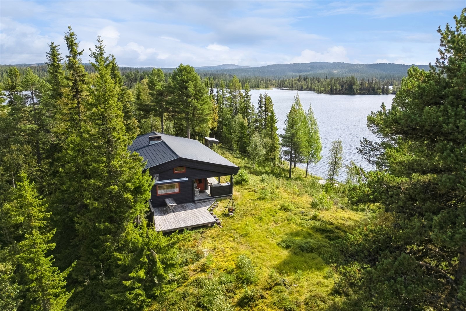Eiendommen er usjenert beliggende på en helt egen øy, idyllisk ved vannkanten mot vannet Leirin. Herfra er et flott utsikt utover vannet og mot Smørlifjellet. Galleribilde