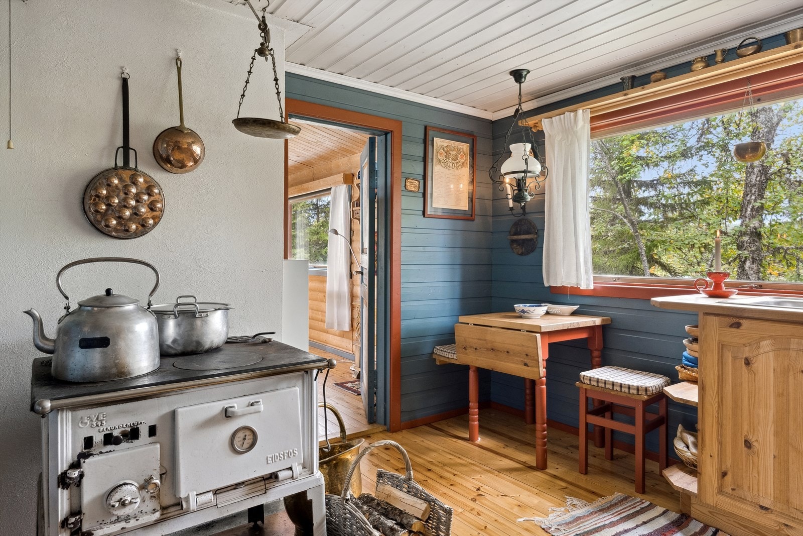 Sjarmerende hytte med koselig atmosfære. Flotte trepaneler og lakkerte tregulv gir en autentisk og innbydende følelse. Galleribilde