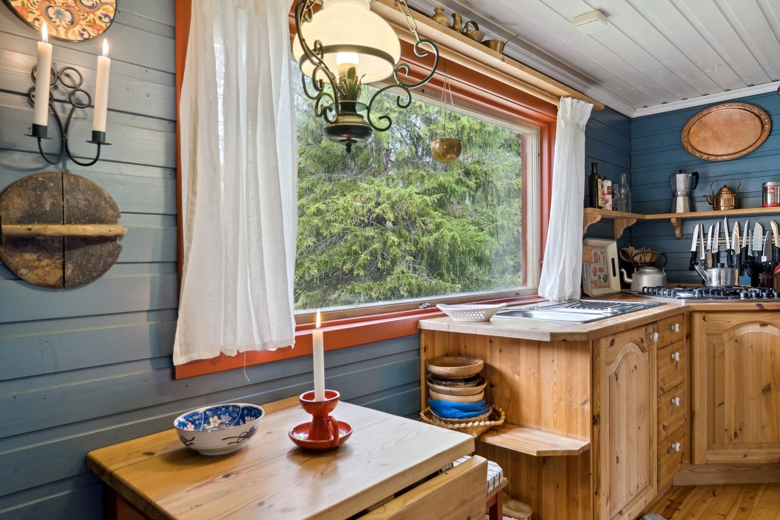 Kjøkkenet oppleves som lyst og hyggelig med mye naturlig lys. Galleribilde