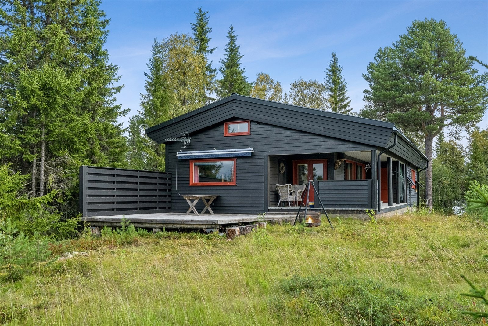 Eiendommens bebyggelse er bestående av hytte og to uthus. Galleribilde