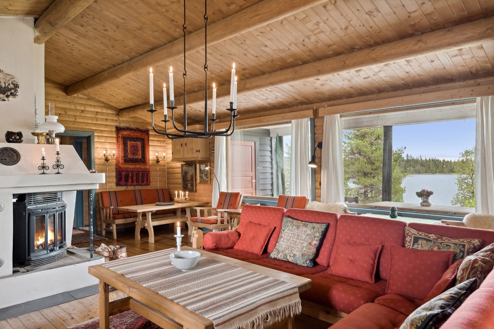 Salongen er fint plassert foran peisen. Galleribilde