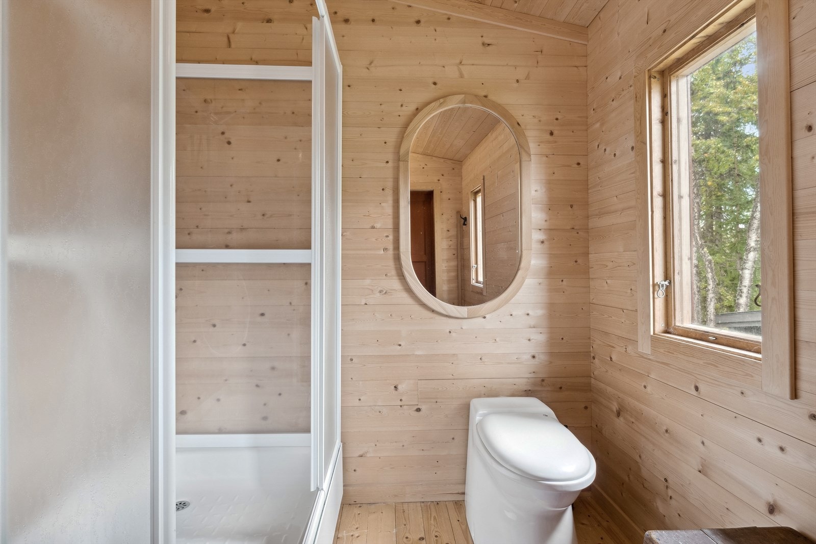 Badet har montert biotoalett med bøtte i kryprom, servant for utslagsvask og dusjkabinett med vann fra bøtte med 12v pumpe. Galleribilde