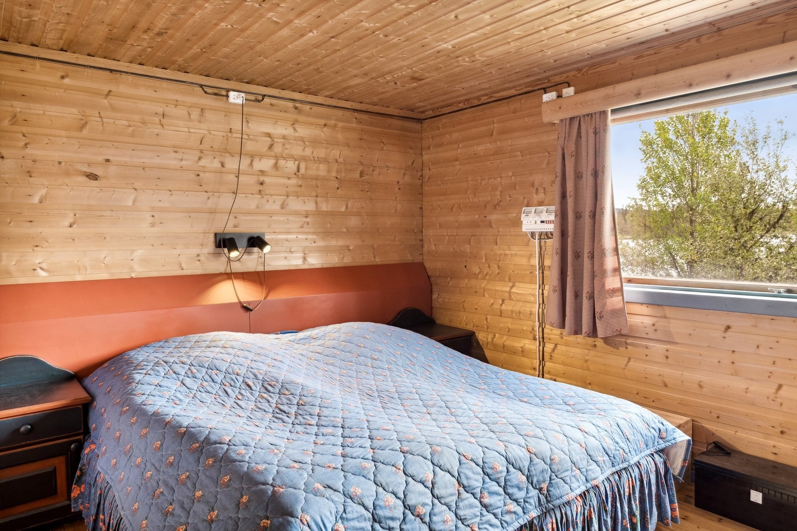 Hytta har tre soverom. Hovedsoverom med dobbeltseng og garderobeskap. Galleribilde