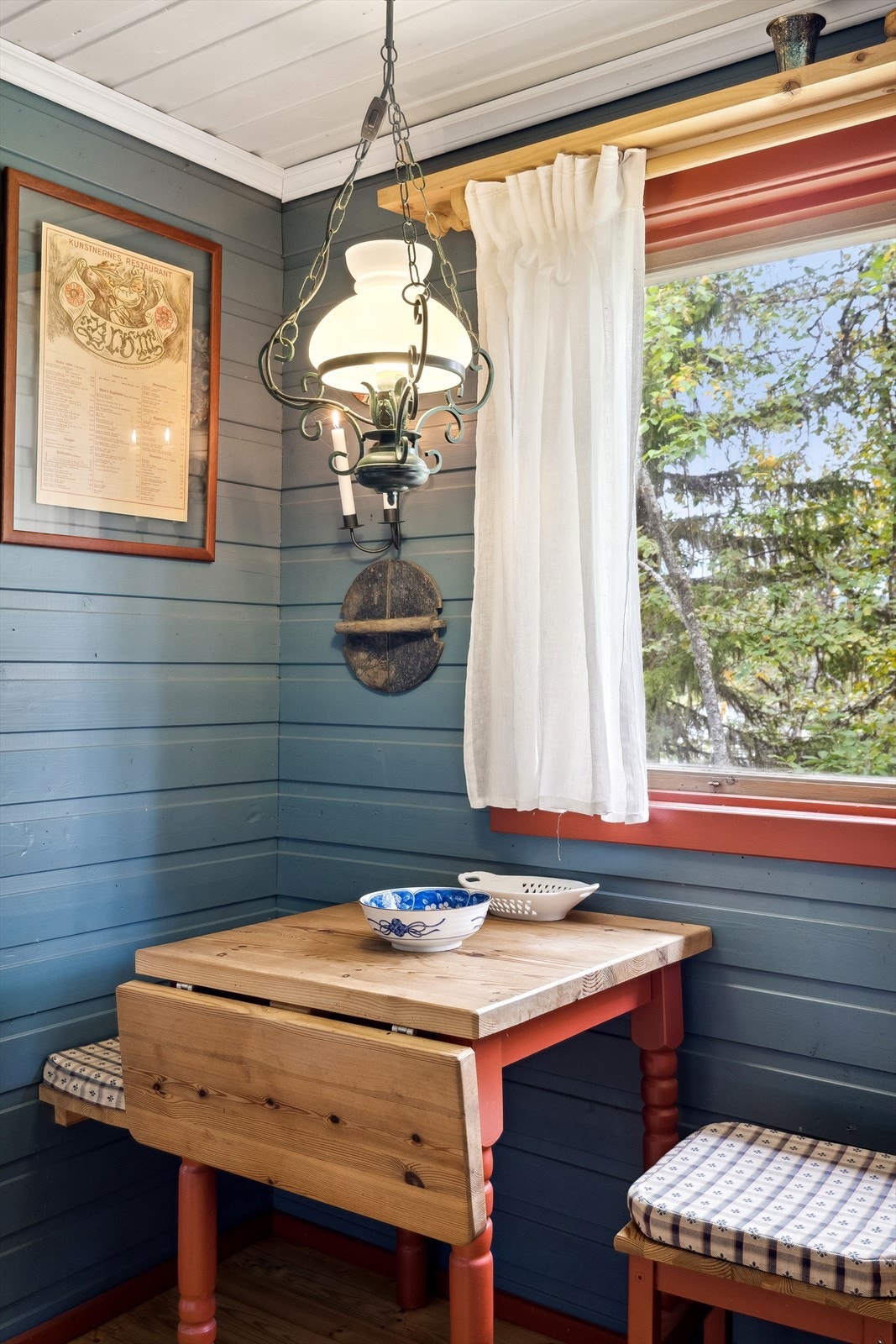 På kjøkkenet er det plass til et lite spisebord for to, hvor man kan nyte en kopp kaffe om morgenen. Galleribilde