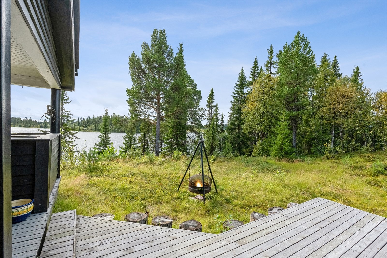 Fra stuen er det utgang til en stor og romslig terrasse på 46 m2, hvor man kan nyte gode solforhold. Foran terrassen er det laget en fin bålplass med trestubber til sitteplasser og bålpanne. Galleribilde