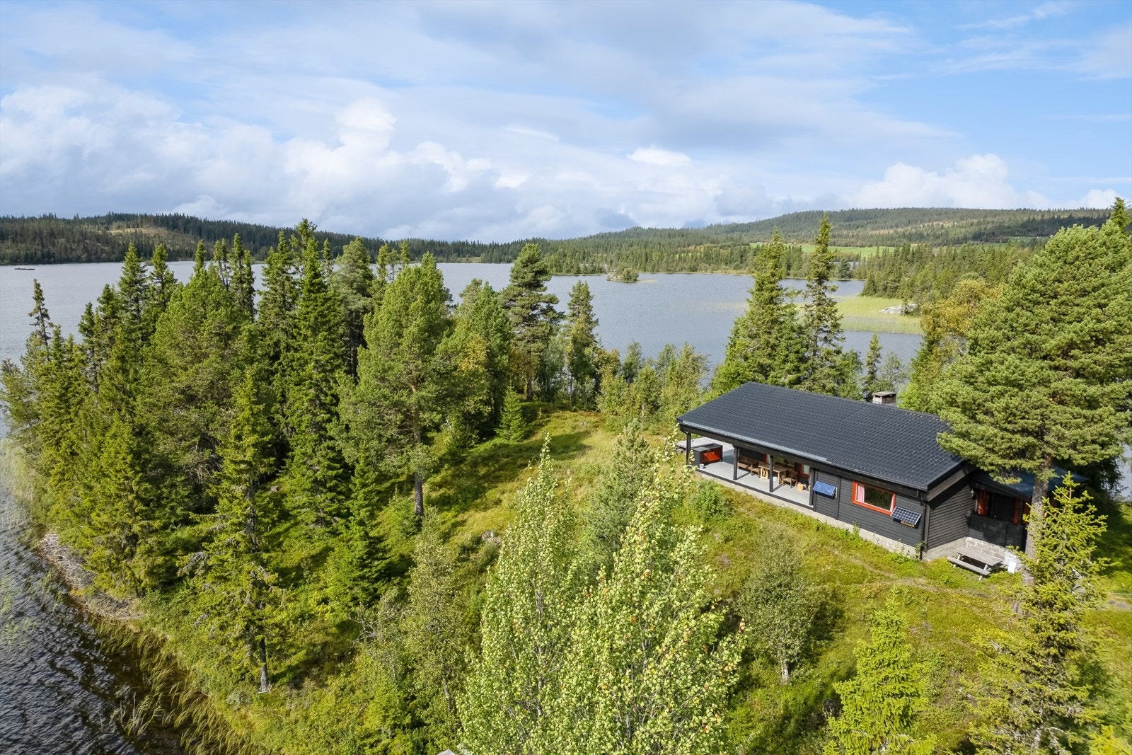 Ønsker du deg en rolig og tilbaketrukket hyttehverdag? Da har du nå mulighet til å få hytte med egen øy! Galleribilde