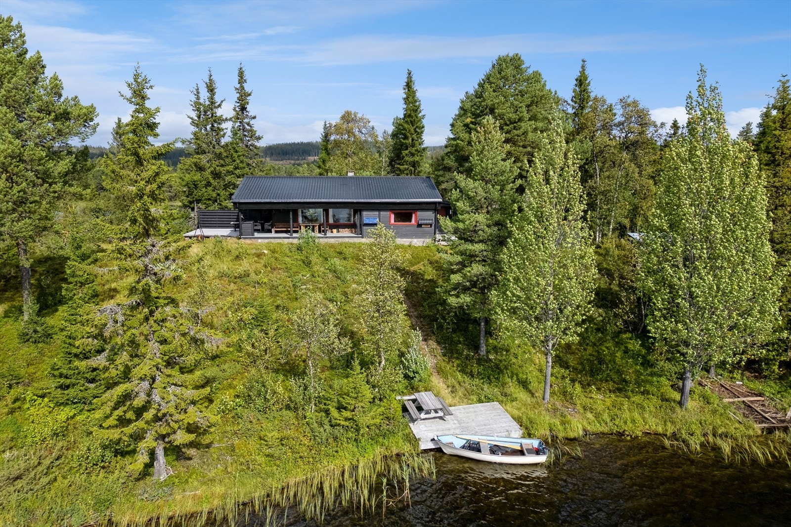 Eiendommen har tinglyst bruksrett til naust med motorbåt for å komme seg ut til hytta. Egen brygge nede ved vannkanten. Galleribilde