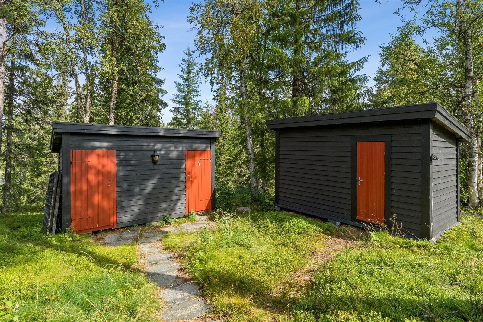 Eiendommen har to uthus med god lagringsplass. Galleribilde