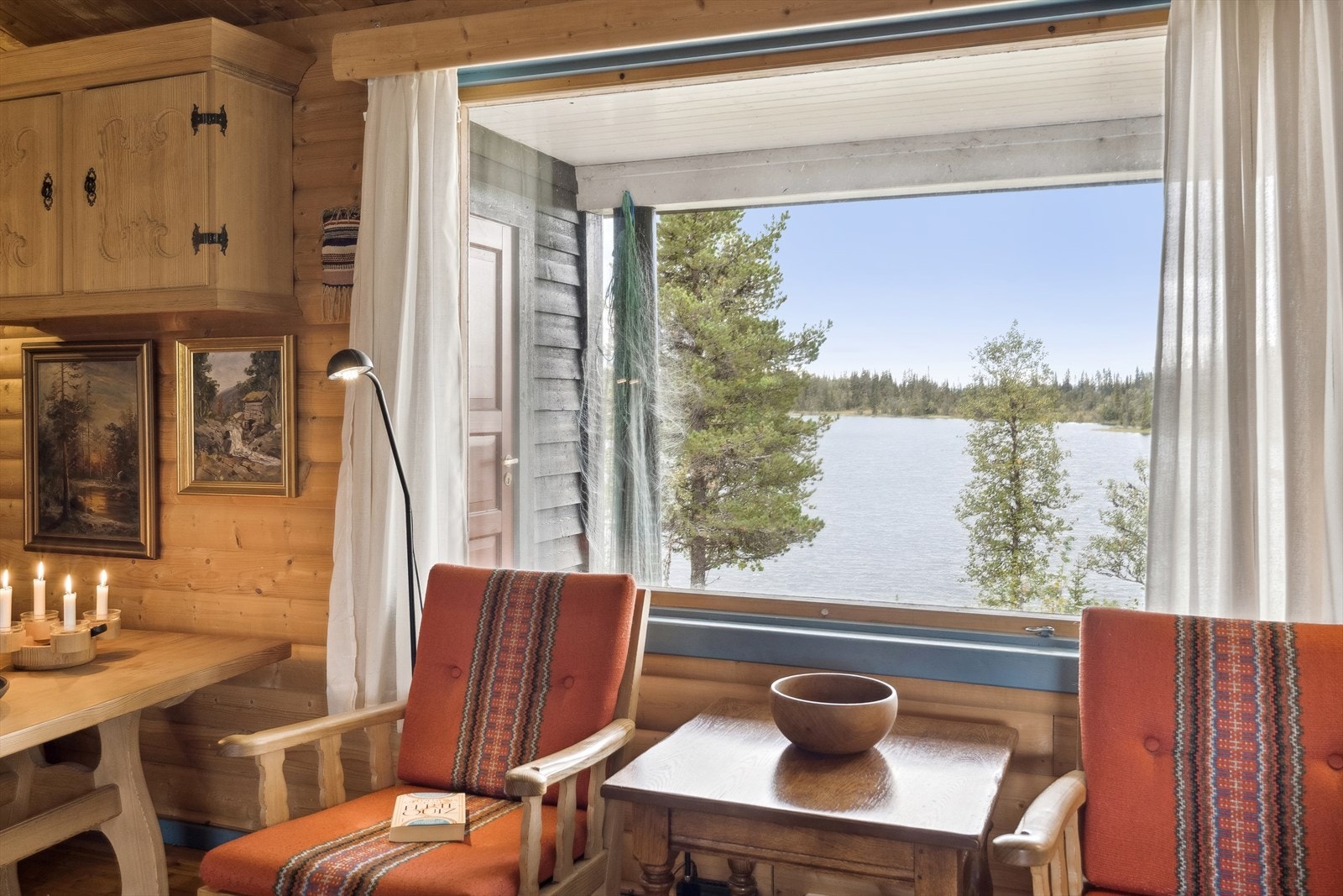 Her slippes naturen inn gjennom de store vindusflatene. Galleribilde