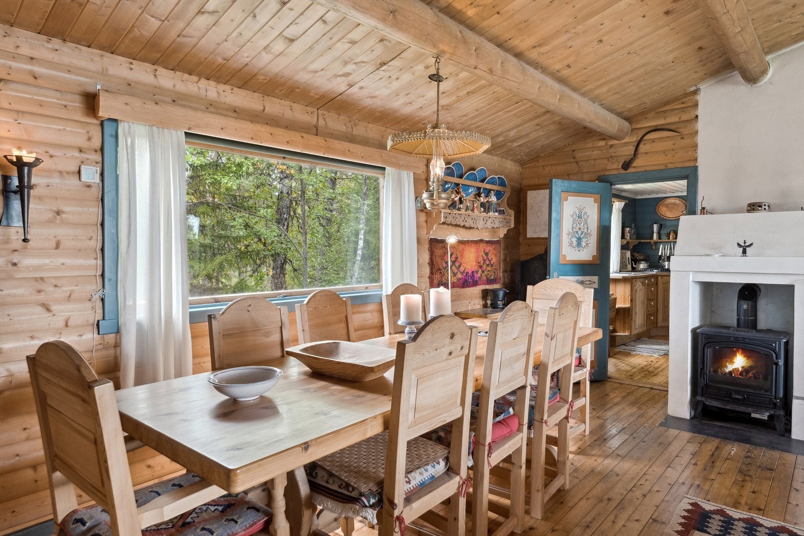 I stuen er det plass til en stor spisegruppe hvor man kan samle hele familien til et god måltid. Galleribilde