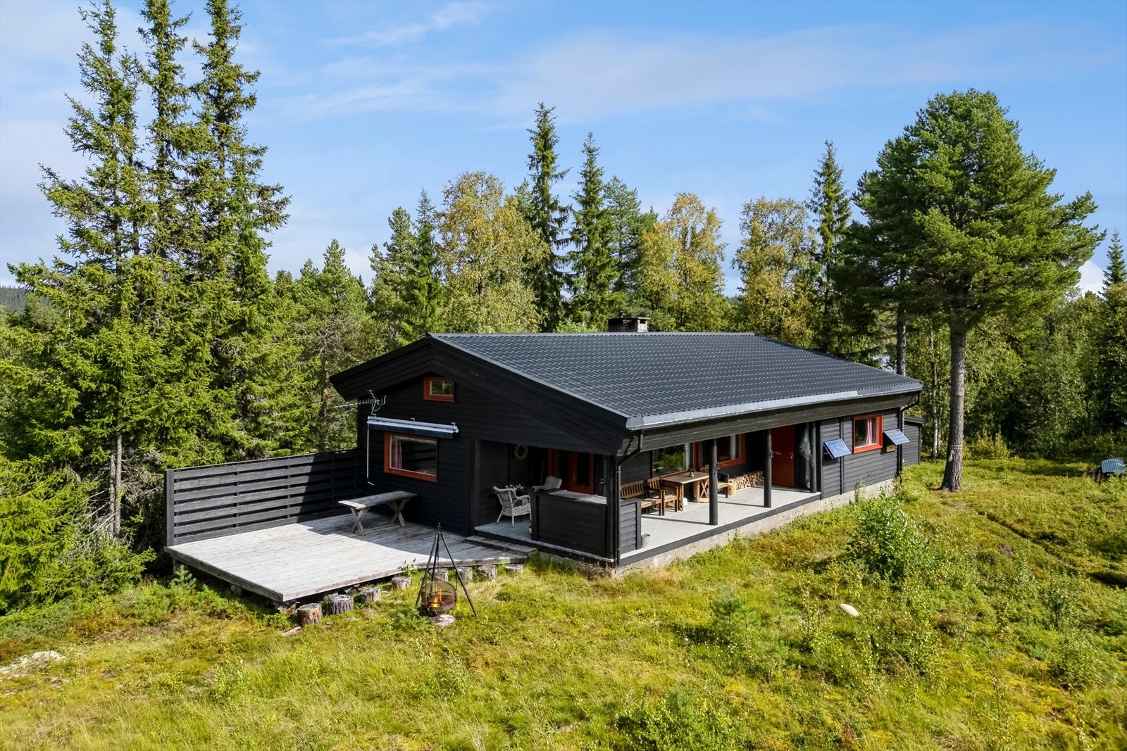 Eiendommen er beliggende på Store Hatteøye i vannet Leirin, og har en tomt på ca. 10, 6 mål. Galleribilde