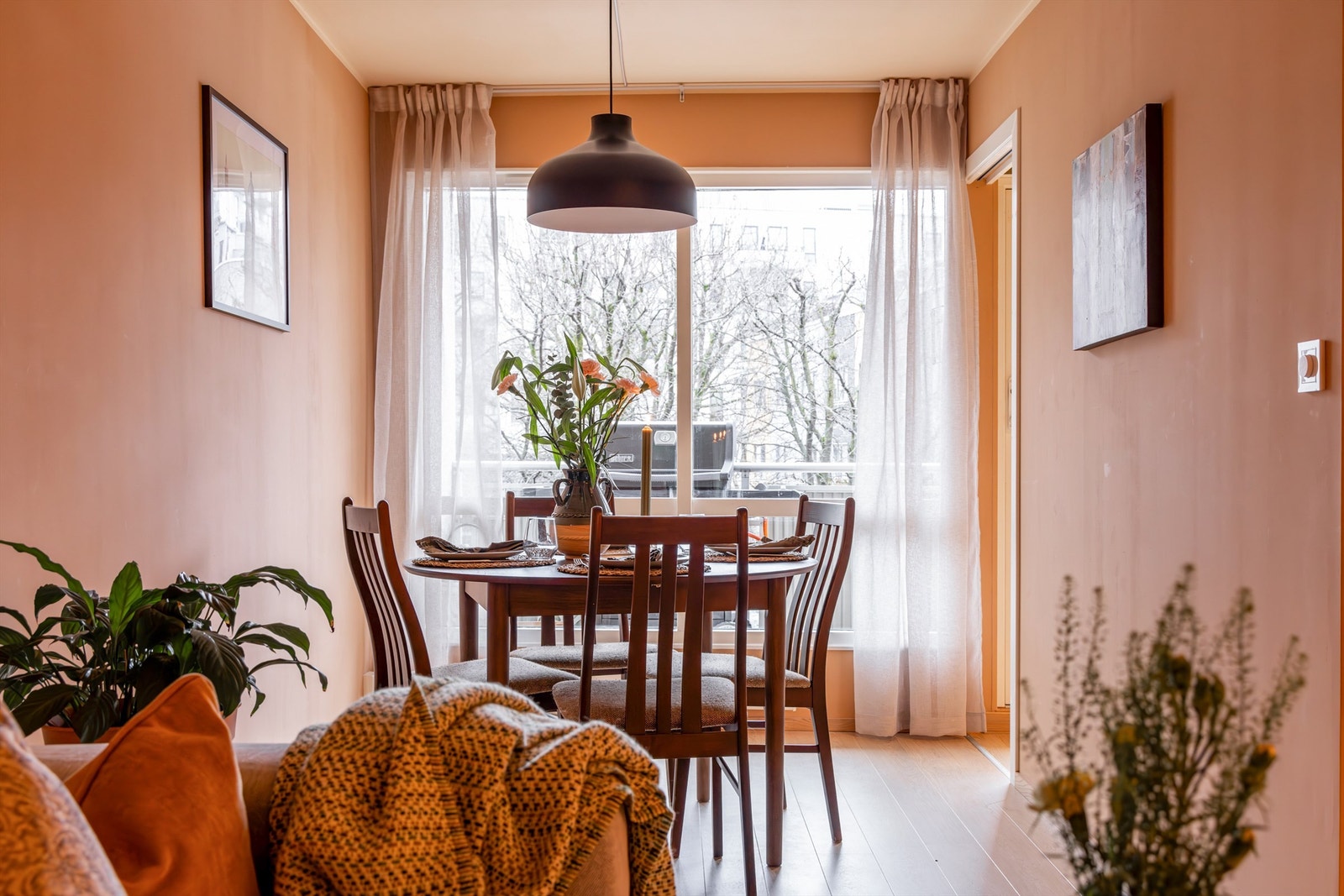 God plass til både sofa- og spisegruppe. Galleribilde