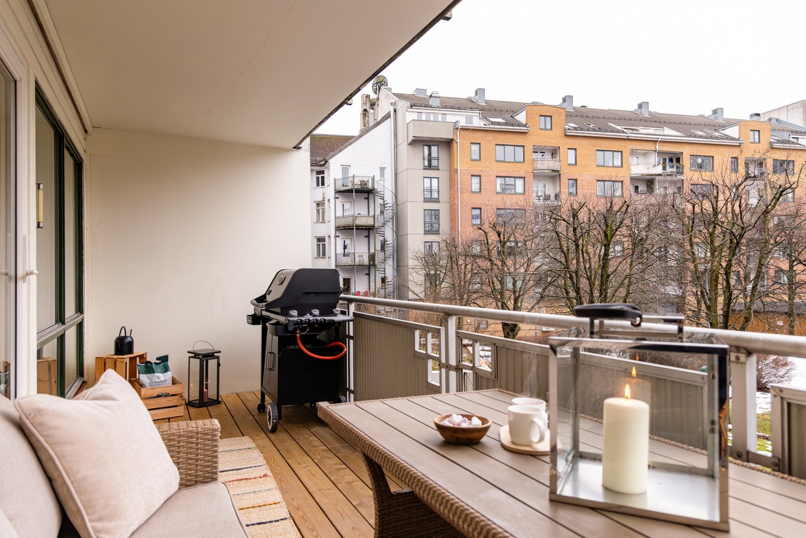 Sydvestvendt balkong på 11kvm. Det er bare å glede seg til å nyte late sommerdager med sol fra ca. kl 10-20. Galleribilde