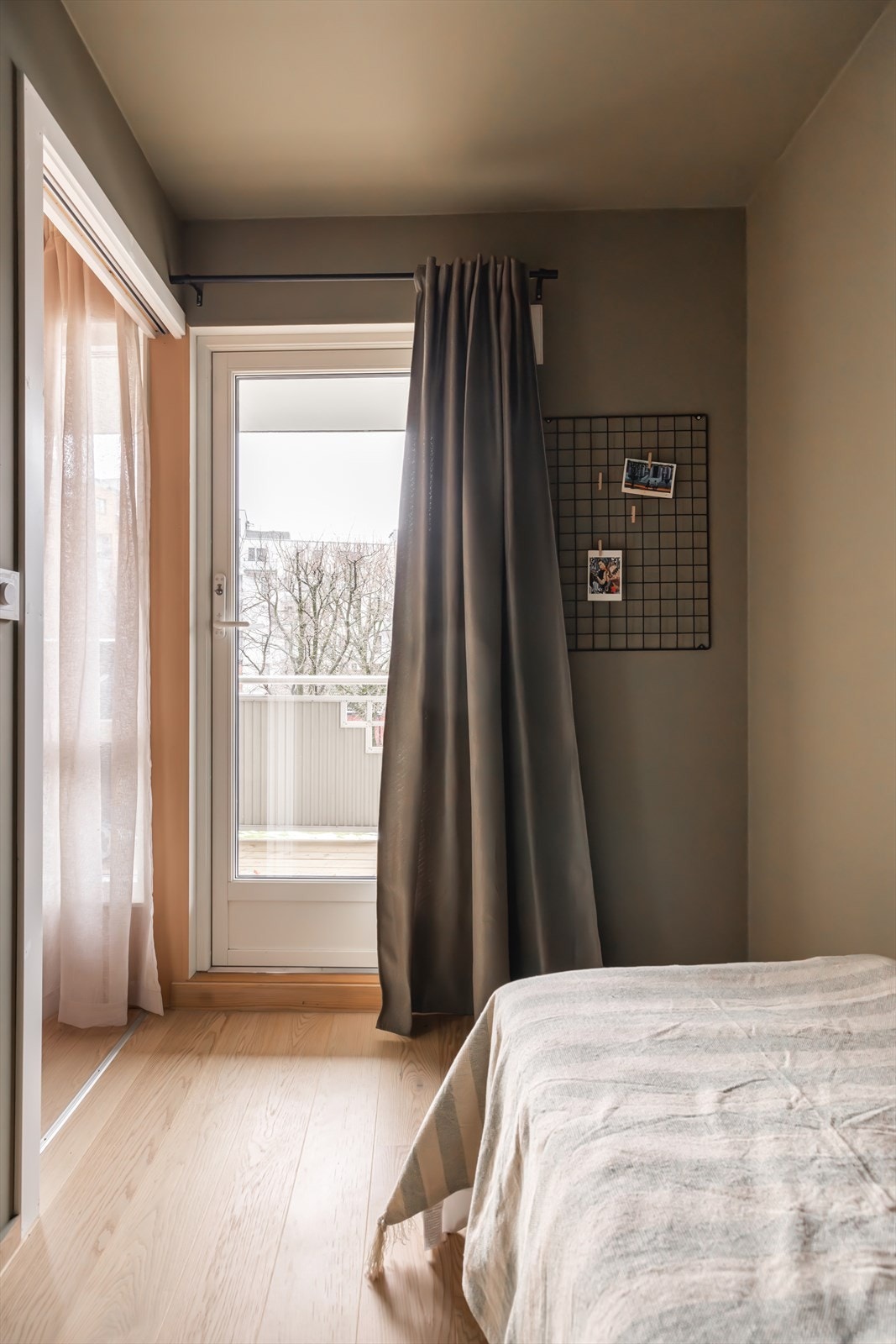 Utgang til solrik sydvestvendt balkong. Galleribilde