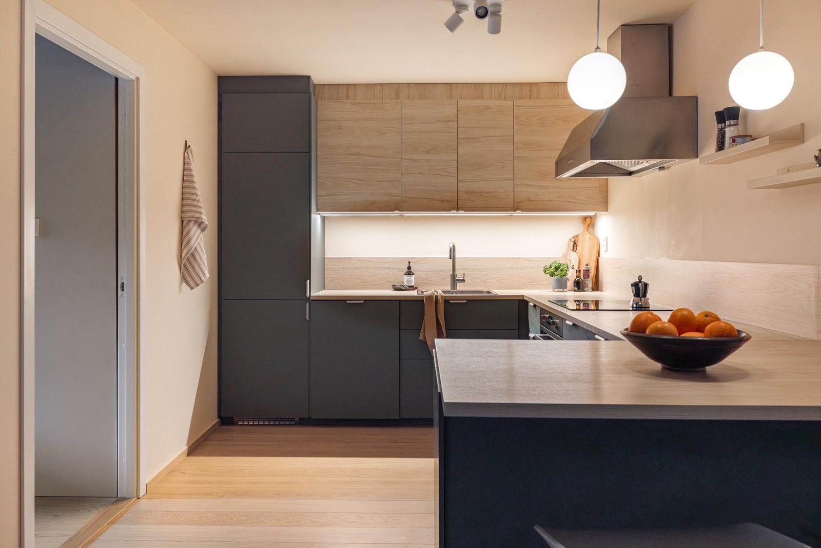 Stilrent kjøkken med masse benkplass, her er det ingen problem å be om hjelp med matlagingen. Galleribilde