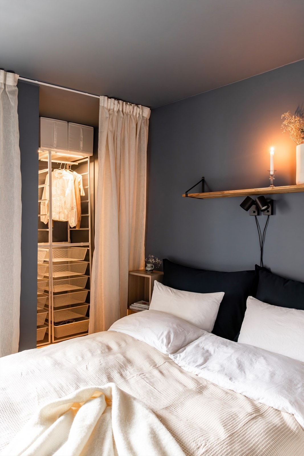 Innebygd garderobe som enkelt kan skjules bak gardinene. Ute av syne, ute av sinn. Galleribilde