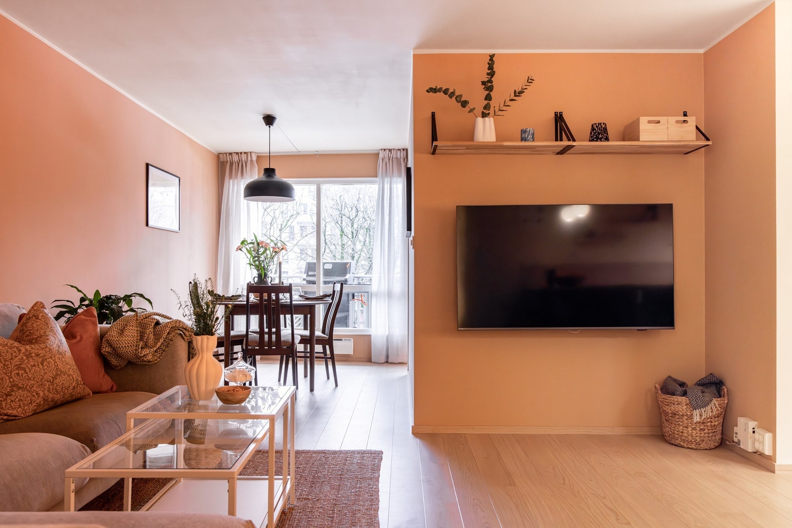 Store vindusflater mot terrassen fyller hjertet av leiligheten med naturlig lys. Galleribilde