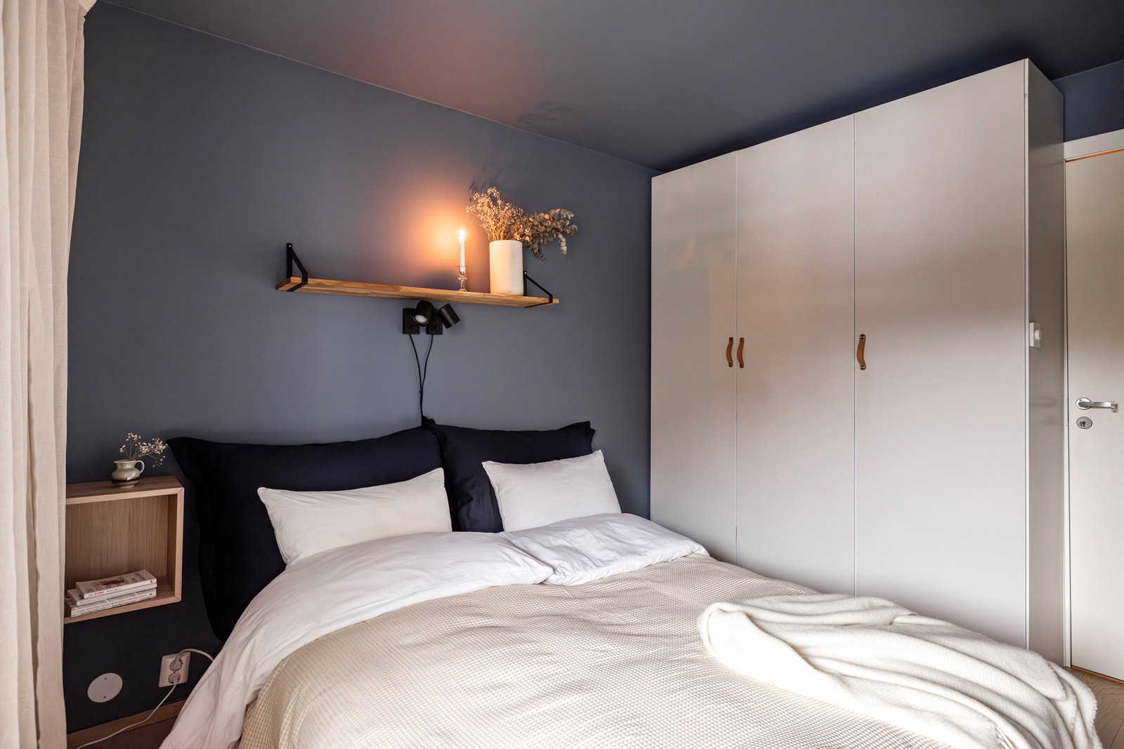 Soverommet er vendt mot den stille bakgården. Her skal det godt gjøres å bli vekket av søppelbilen om morgenen. Galleribilde